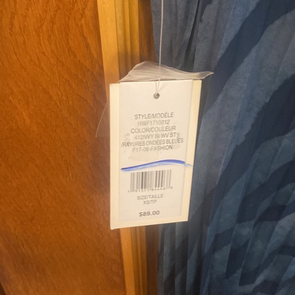 Halston sunburst sleeveless plated blouse NWT - Picture 4 of 6